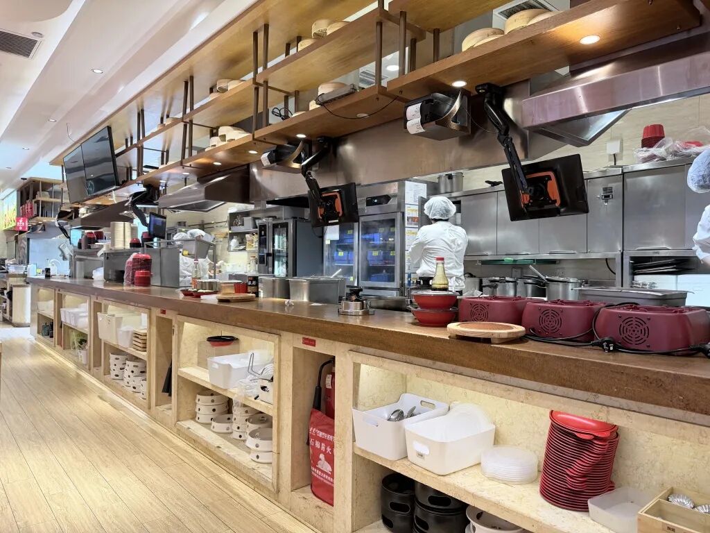 关店风暴中的西贝，店员：团队5家店已关3家	，我们门店下个月也要关，员工将就地解散，闭店没补偿